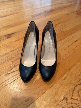 Jessica Simpson Black Pointed-Toe Classic Pumps